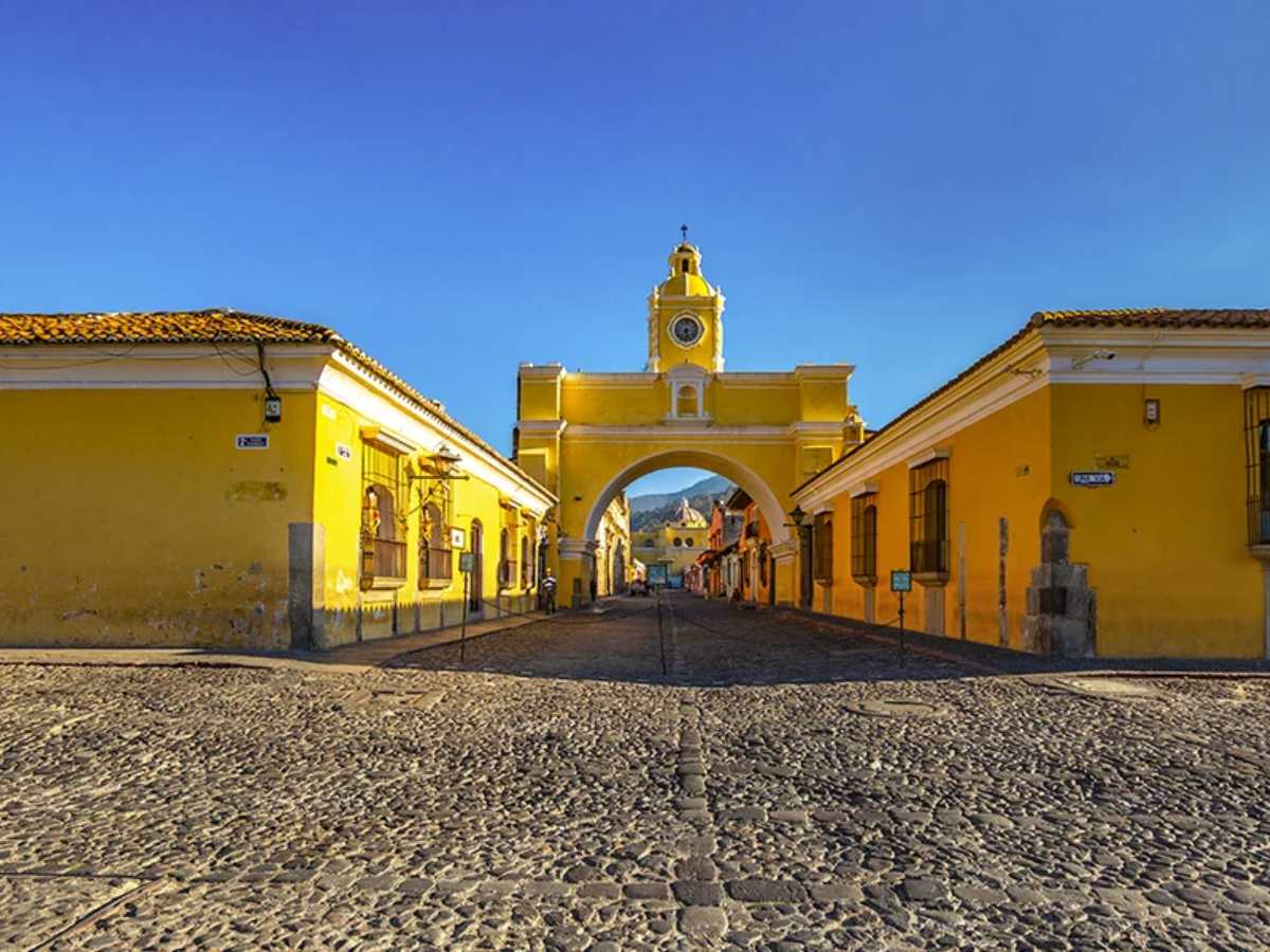 Turistas recorren Antigua Guatemala durante Semana Santa, uno de los destinos más visitados por salvadoreños en la temporada.