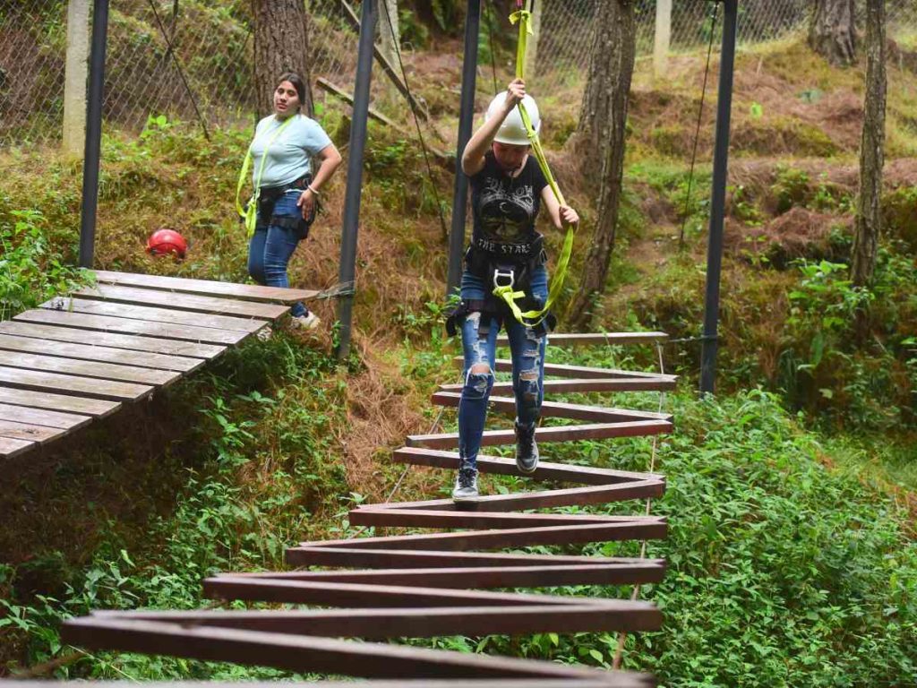 Cada paso sobre el circuito de cuerdas pone a prueba la valentía de los visitantes, rodeados de naturaleza viva.