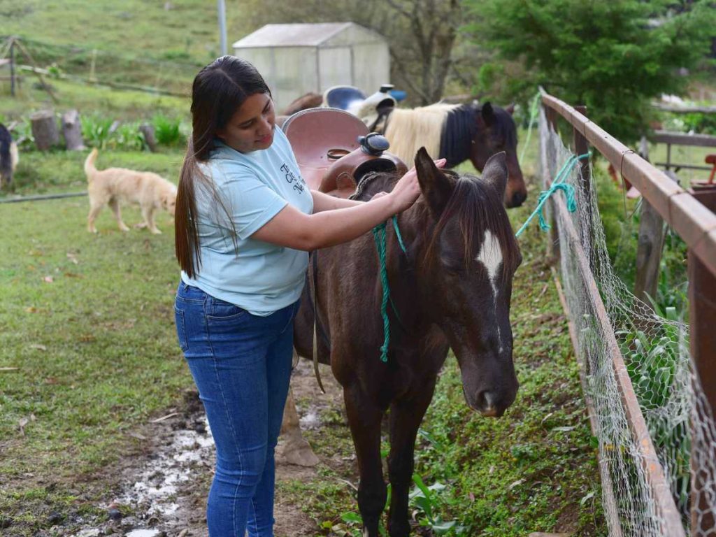 Los paseos a caballo ofrecen una forma tranquila de recorrer la finca y conectar con el entorno natural.
