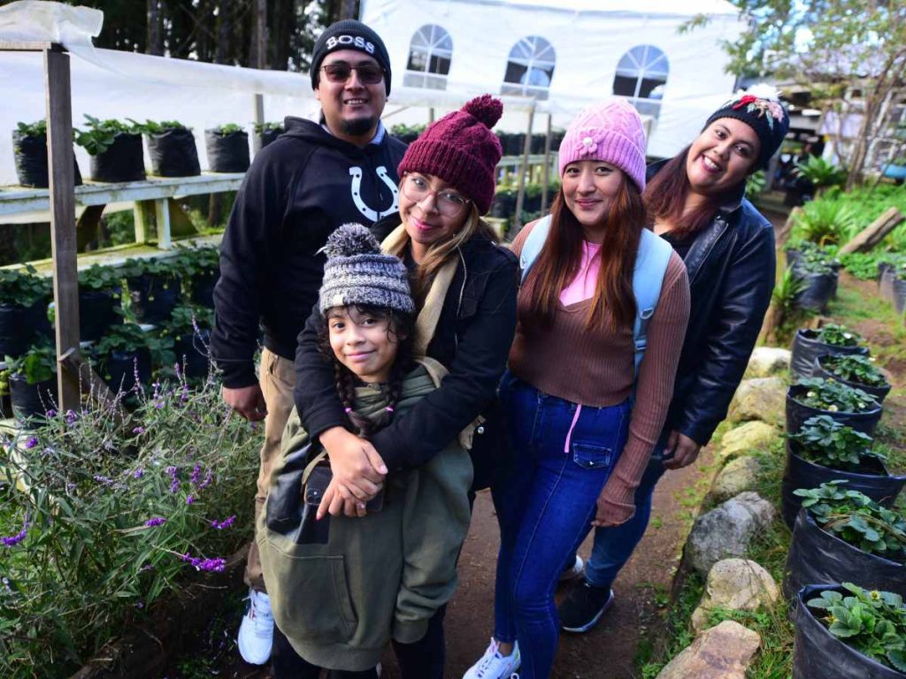 Un grupo de amigos viajó desde Panchimalco hasta La Casa de las Fresas para celebrar el cumpleaños de uno de ellos. elsalvador.com