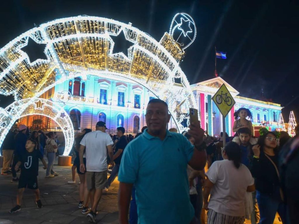 Las personas se dieron cita en la Plaza Gerardo Barrios para presenciar la inauguración de la Villa Navideña 2025. elsalvador.com
