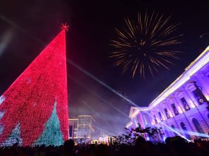El encendido del árbol se dio en una cuenta regresiva al filo de las 7 de la noche.