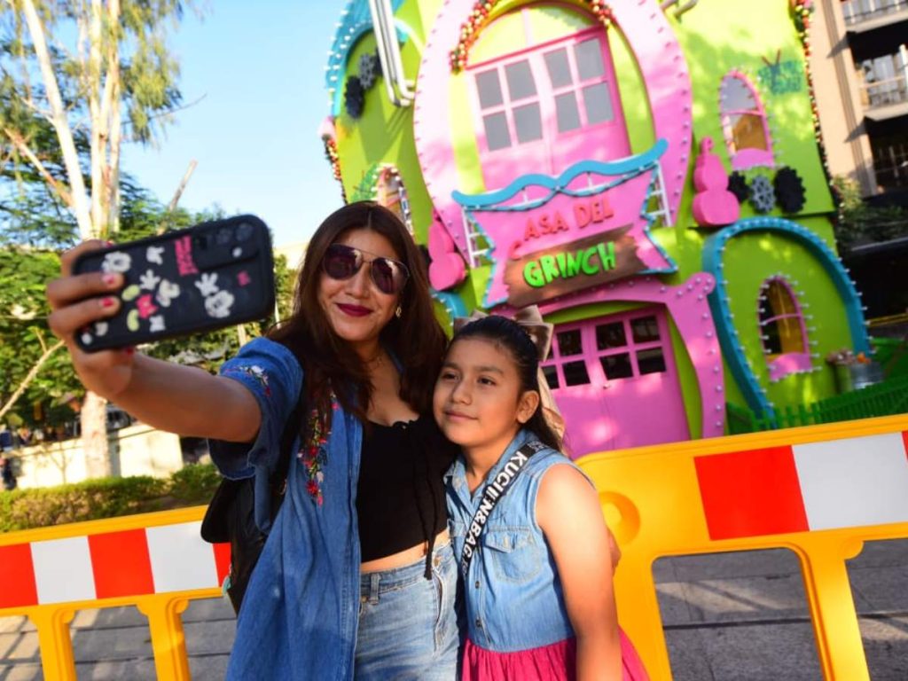 La Casa del Grinch se posicionó como uno de los espacios más visitados por niños y adultos durante la primera noche.