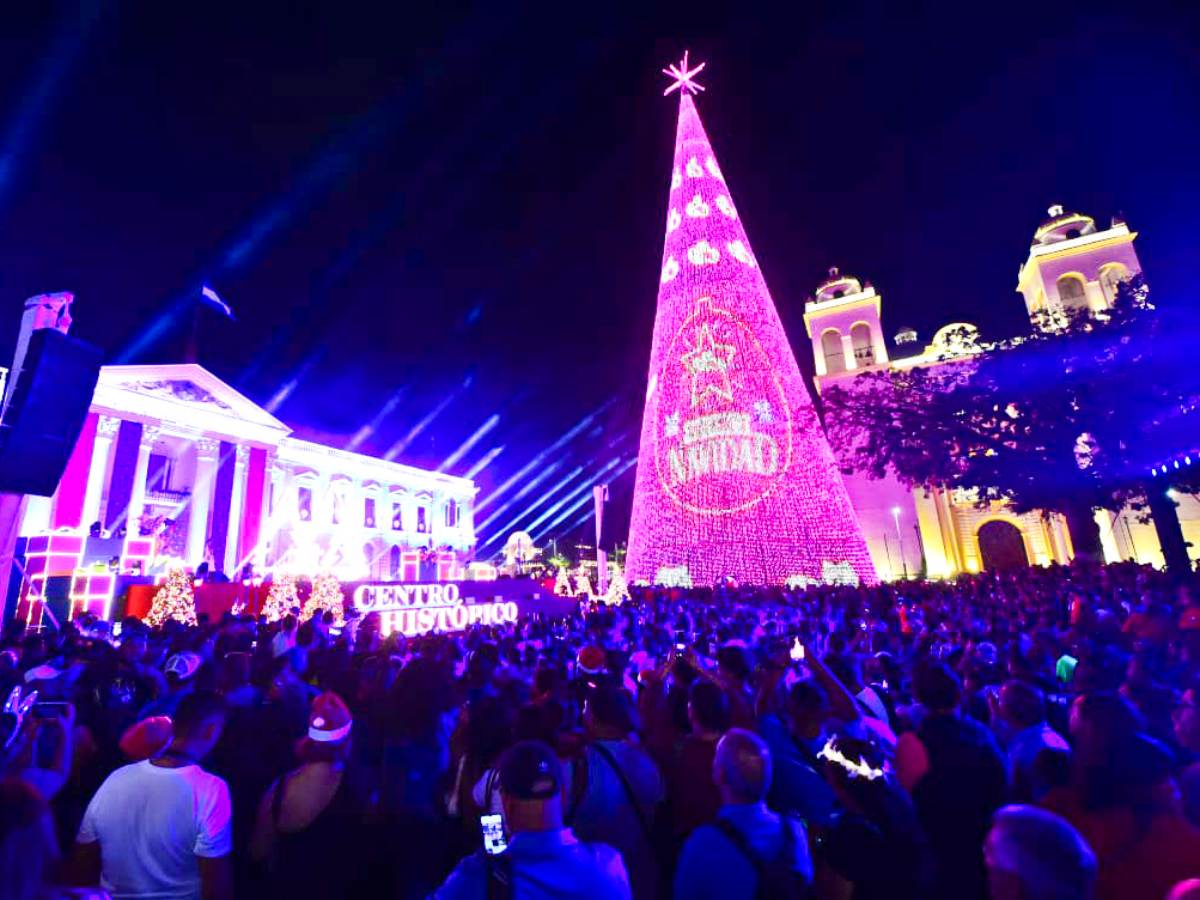 Luces, decoraciones y nuevas atracciones han convertido al centro capitalino en un enorme parque navideño al aire libre.