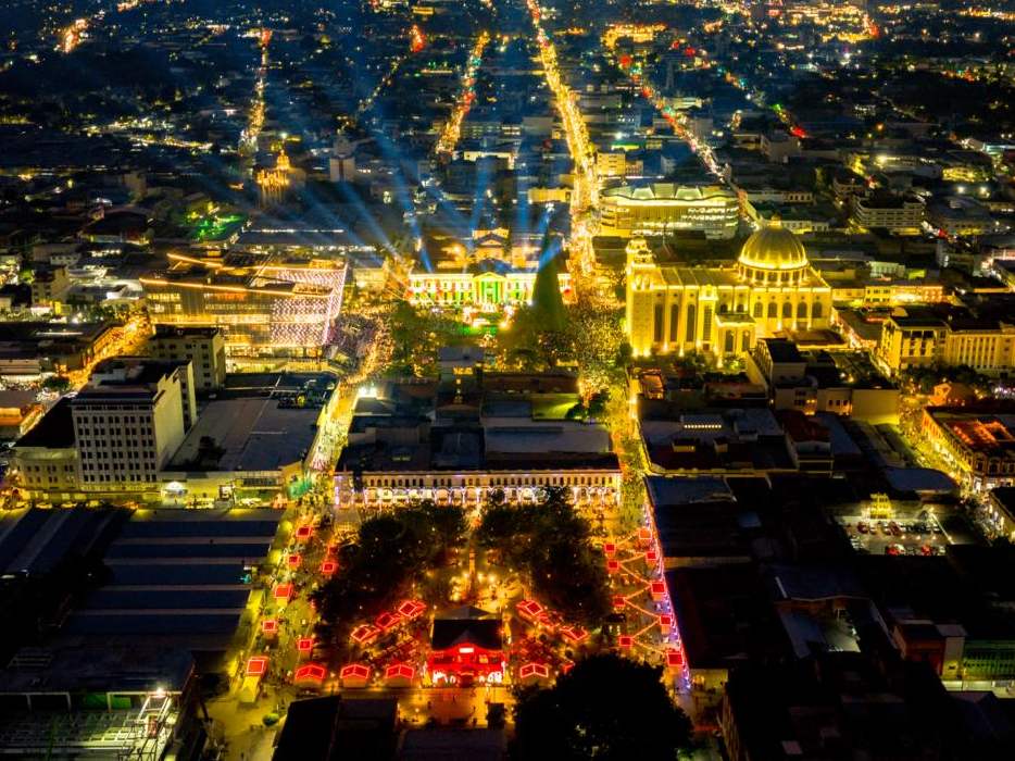 El recorrido por la Villa Navideña se articula principalmente en tres plazas icónicas del Centro Histórico: