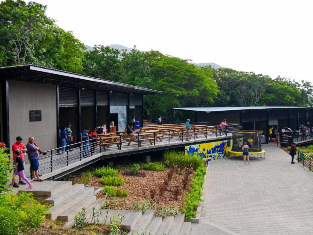 El Parque de La Familia Chaparrastique tiene senderos peatonales segregados para caminar, trotar, correr o andar en bicicleta.