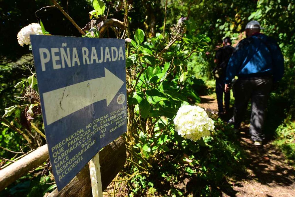 La formación rocosa de Peña Rajada destaca por la grieta natural que divide la piedra en dos en la zona alta del Cerro El Pital.