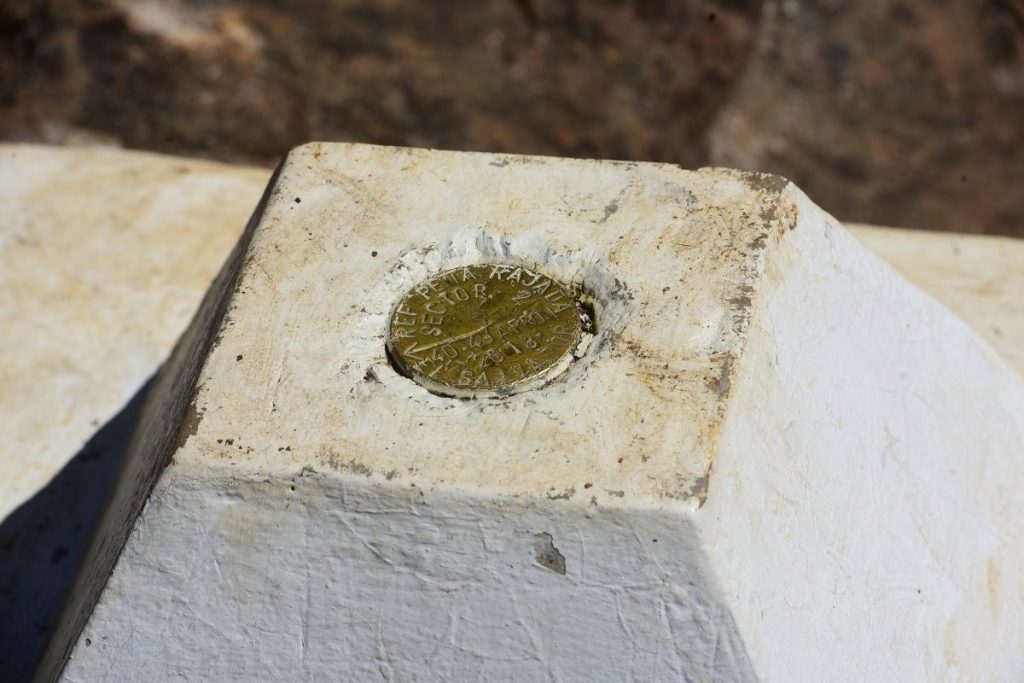 En el lugar se encuentra un pequeño pedestal con un pequeño gravado que indica que se encuentra en Peña Rajada. elsalvador.com