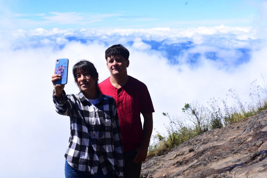 Peña Rajada es conocida también como Piedra Rajada o Peña Partida entre los visitantes del Cerro El Pital.