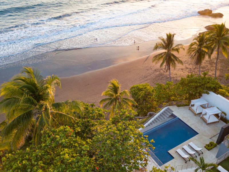 Playa El Zonte es ideal para cerrar el año con tranquilidad. Su ambiente bohemio, fácil acceso y olas constantes la convierten en una escapada perfecta de última hora.
