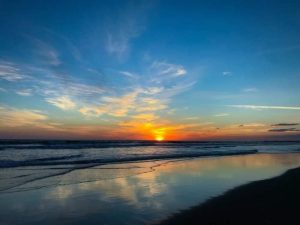 La arena negra y el mar abierto hacen de Playa Dorada un destino ideal para desconectar.
