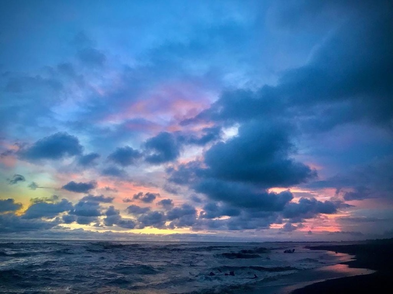 Playa Dorada se extiende silenciosa en el occidente del país, lejos del bullicio turístico.