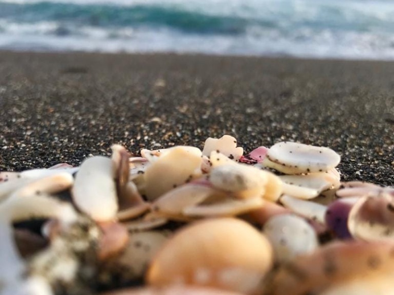 Atardecer sobre la arena volcánica: un espectáculo que se repite cada día sin igual.