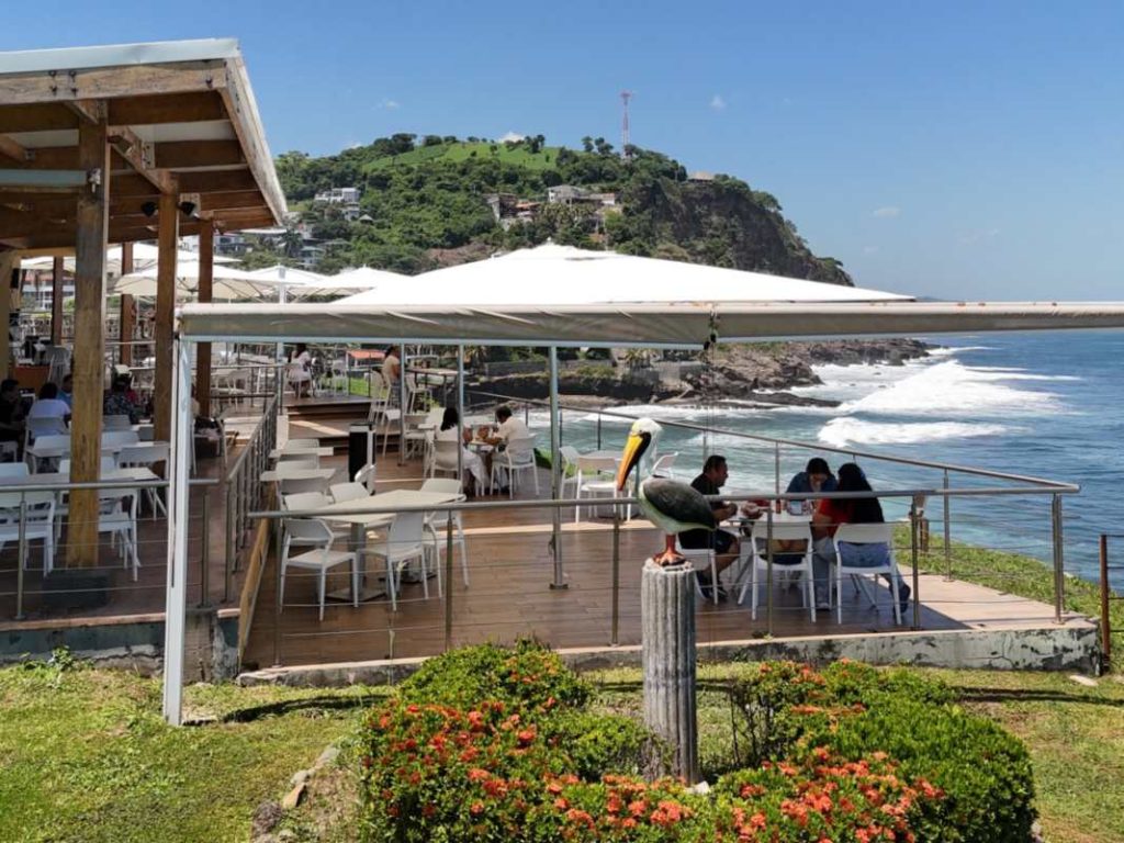 Pelícanos Restaurant combina mariscos frescos con un mirador natural hacia el océano. 