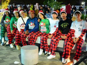 La Familia Landaverde Esquivel, originaria de Teotepeque, Sacacoyo, llegó con la misma pijama por la época navideña. Foto Emerson Del Cid