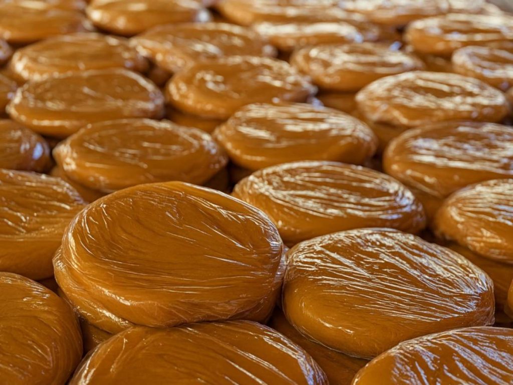 Melcochas envueltas, un clásico dulce salvadoreño que atrae a viajeros en la carretera Panamericana.