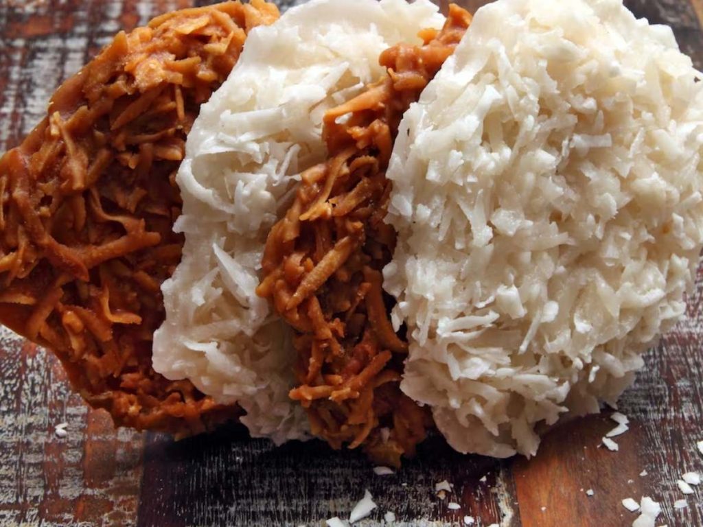 Conservas de coco artesanales, blancas y caramelizadas, listas para la venta en la ruta hacia San Vicente.