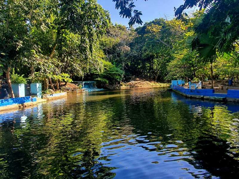 Piscinas naturales del Turicentro Shutecath, alimentadas directamente por el río en el cantón Caluco, Sonsonate.