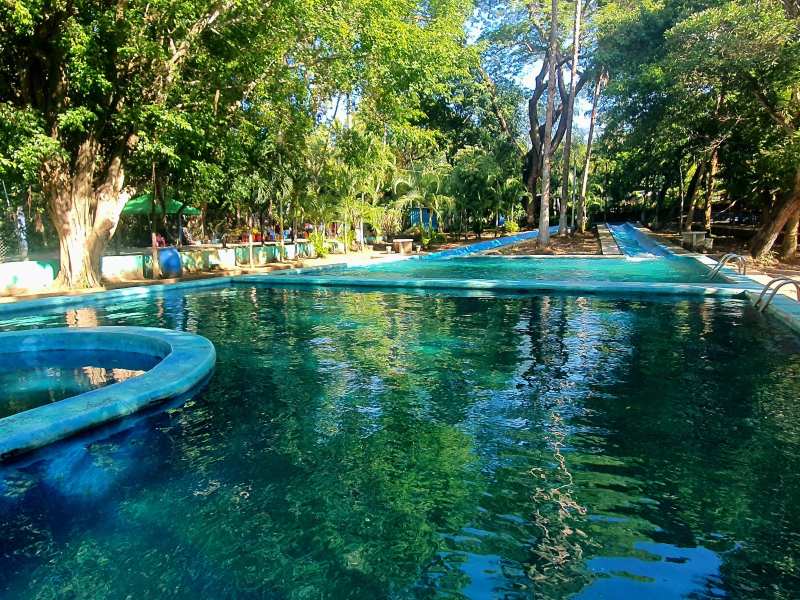 Visitantes disfrutan de las piscinas de agua cálida en uno de los turicentros más antiguos de Sonsonate.