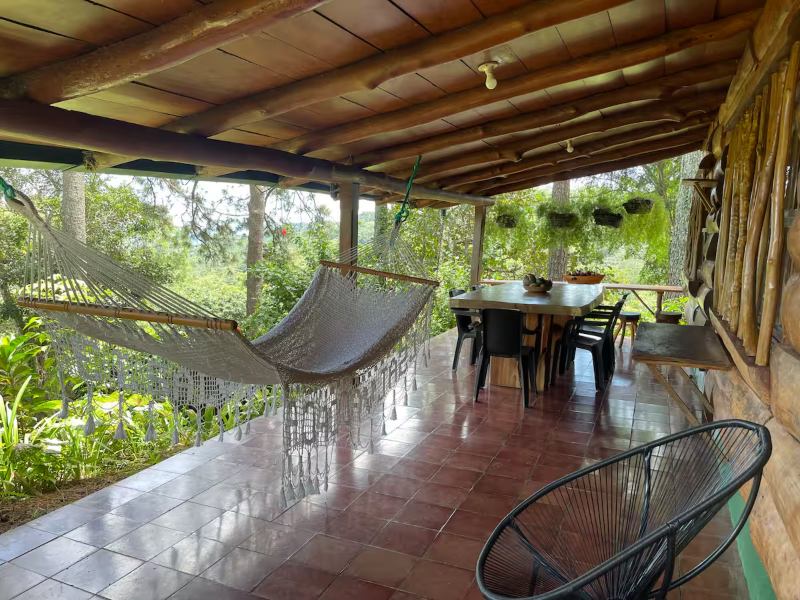 La cabaña principal está rodeada de naturaleza y caminos que invitan a explorar con calma.