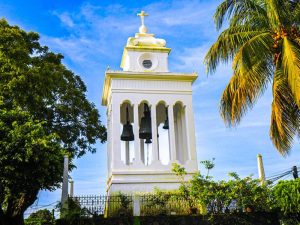 Las calles de Izalco conservan elementos coloniales y cultura viva.