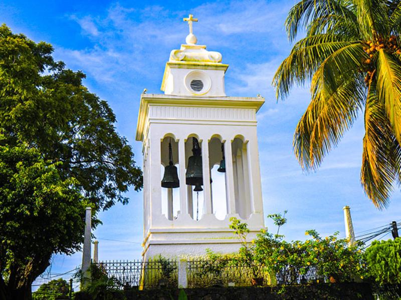 Las calles de Izalco conservan elementos coloniales y cultura viva.