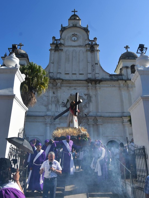 Las tradiciones religiosas siguen siendo parte del día a día en Izalco.