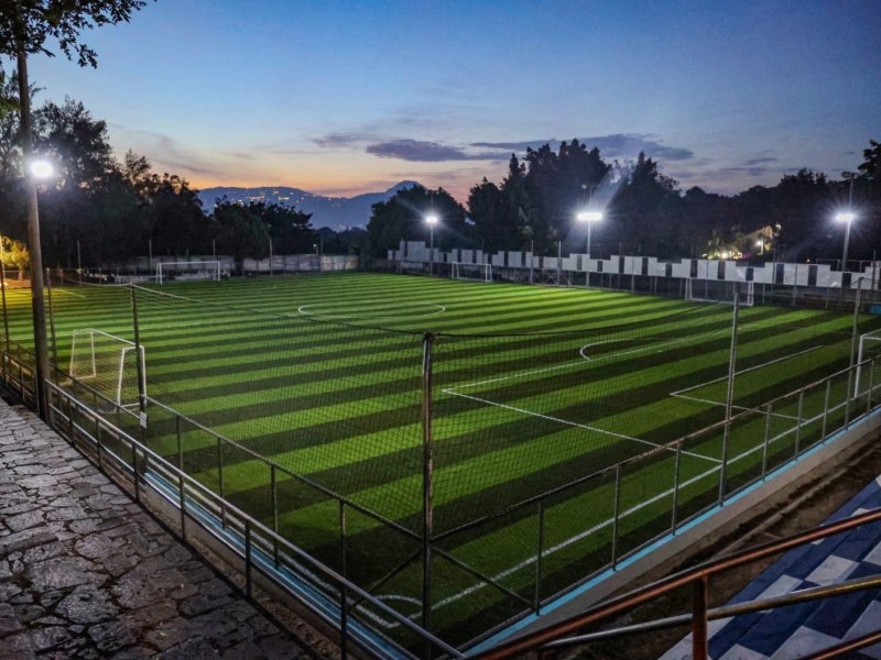 Espacio moderno para practicar deporte en un entorno natural.