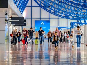 El Aeropuerto Internacional se convierte en punto de encuentro para visitantes nacionales y extranjeros.