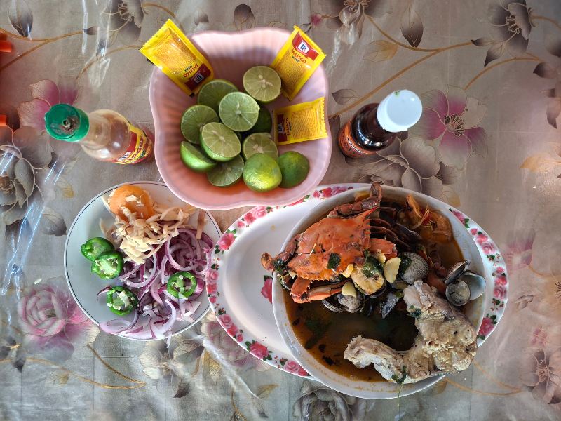 Además de la sopa, el plato incluye tortillas, chile jalapeño y cebolla, todo por solo $5.