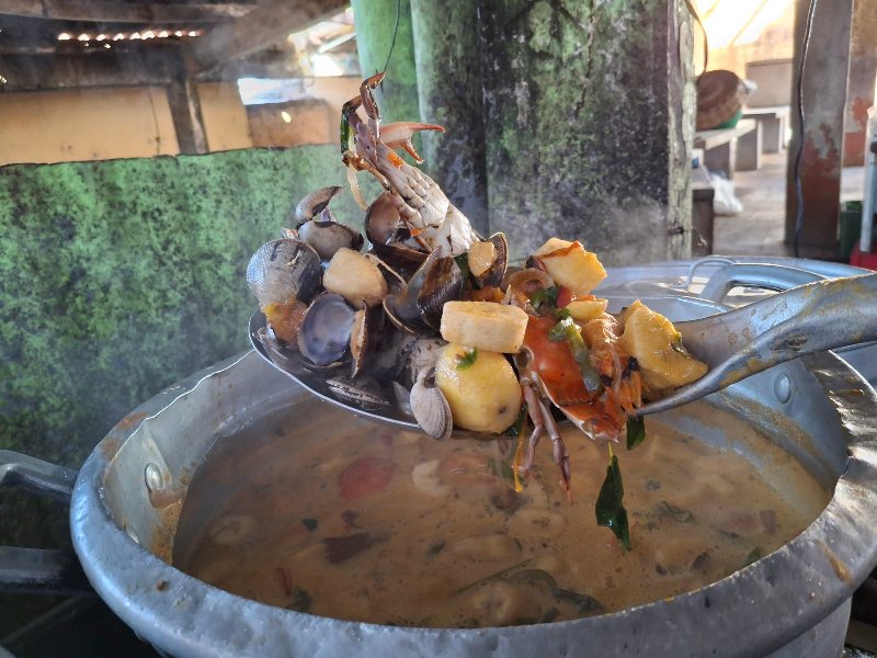 Niña María prepara la sopa con ingredientes frescos y cocción rápida: en solo 10 minutos puede estar lista para servir.