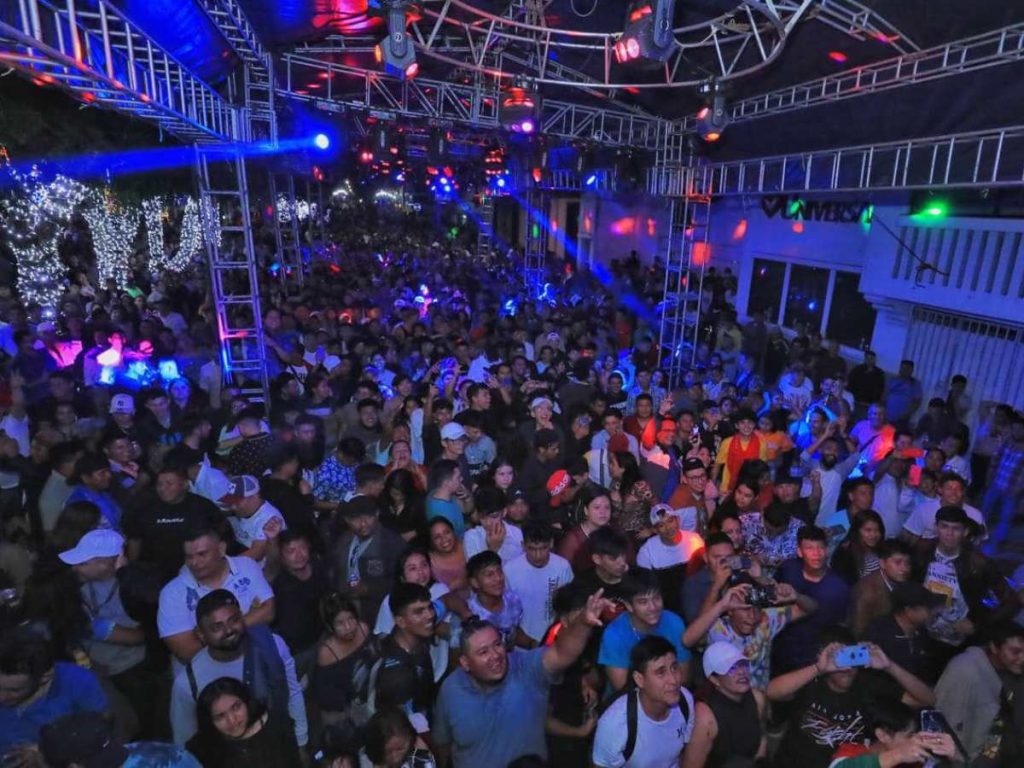 Familias y jóvenes disfrutan del Carnaval Tecleño, una de las actividades centrales de las fiestas patronales de Santa Tecla.