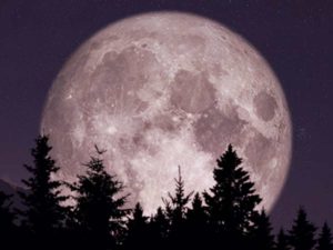 Una superluna es una luna llena más grande y brillante de lo normal.