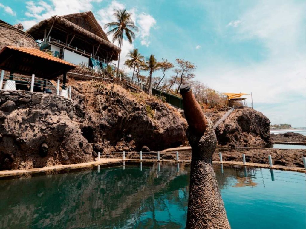 Cadejo Sunzal es uno de los puntos favoritos para disfrutar el atardecer con vista directa al oleaje.