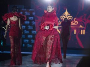 La propuesta Mulier Ignis de Ana Hernández destacó por sus jaulas laterales y gorgeras que aportaron un aura escénica y poderosa en la Pasarela Hilos de Poesía UFG.