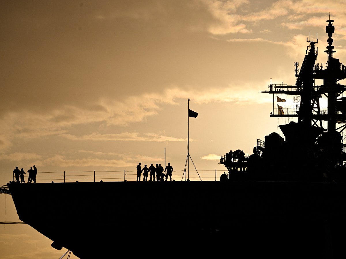 El buque USS Iwo Jima atracó en Ponce, Puerto Rico, en medio del despliegue naval y aéreo de Estados Unidos en el Caribe como parte de su ofensiva antidrogas.