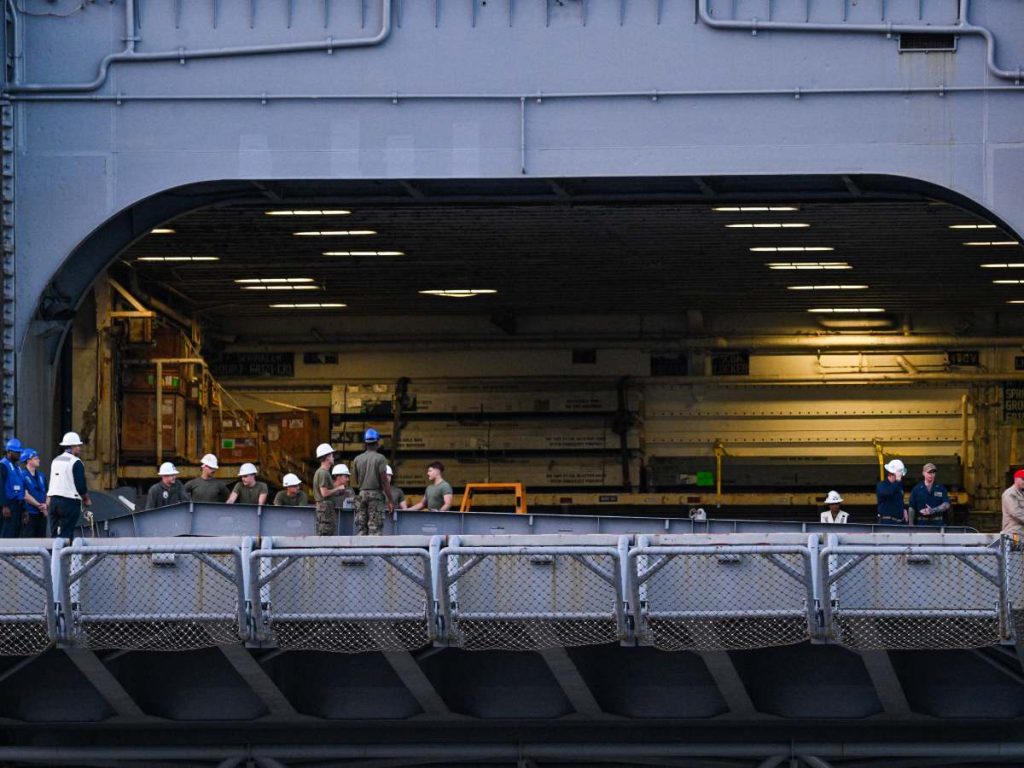 Personal militar a bordo del buque USS Iwo Jima, atracado en Ponce, Puerto Rico, durante el despliegue naval y aéreo de Estados Unidos en el Caribe.