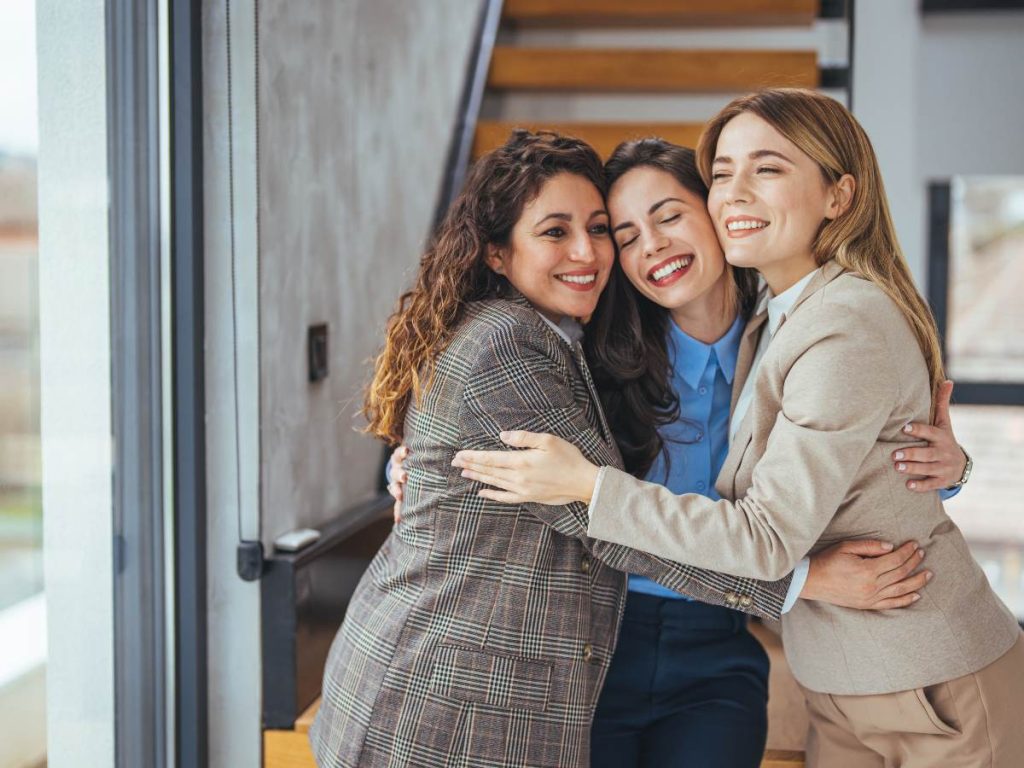 Hay abrazos que te sostienen más que mil palabras. Rodeate de quienes te hacen bien.