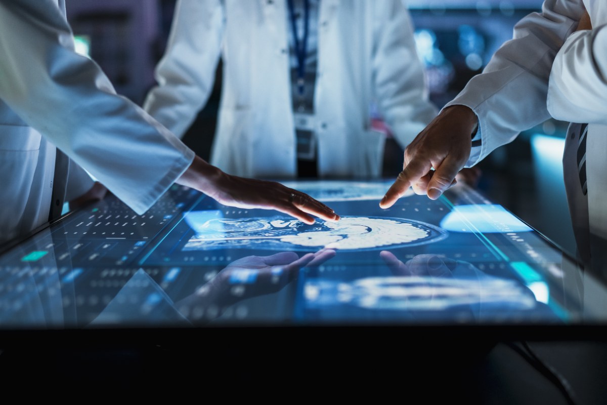 La investigación científica avanza con nuevas herramientas para comprender el Alzheimer y desarrollar tratamientos que apunten a sus mecanismos más profundos.