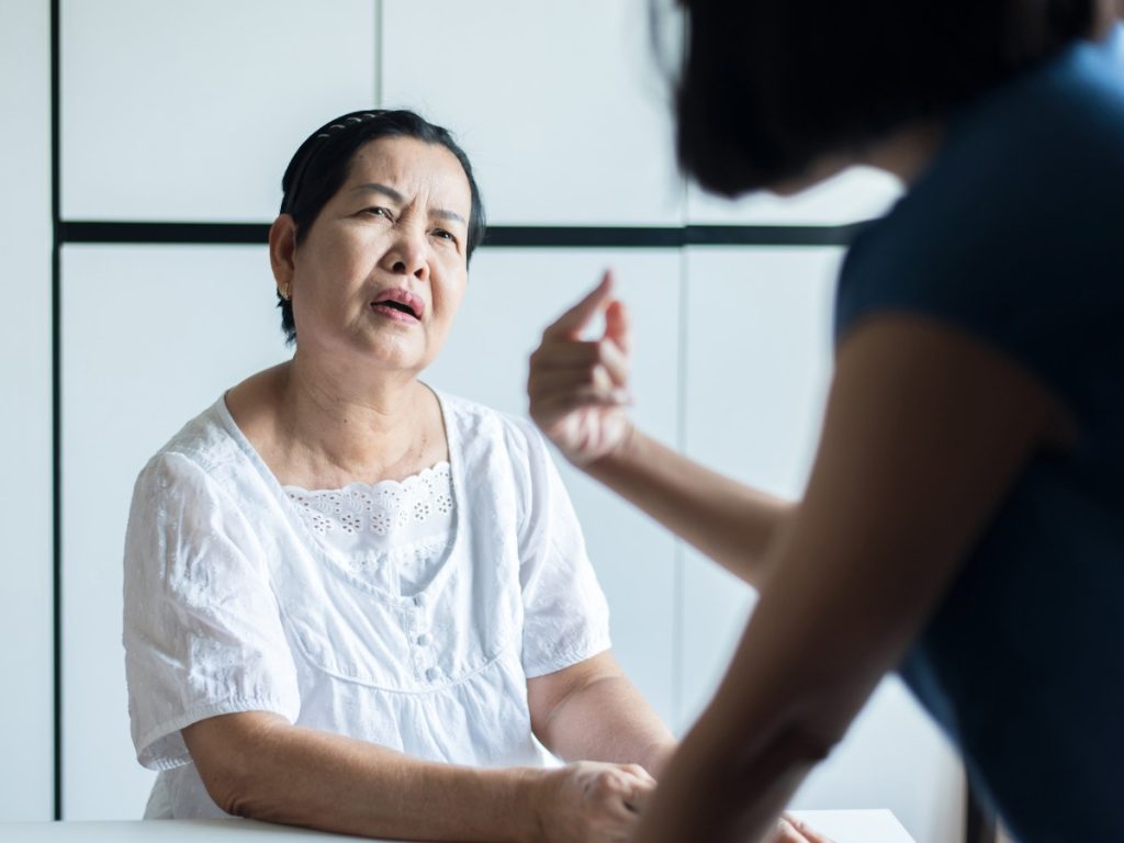 Las personas que viven con Alzheimer y sus familias enfrentan desafíos diarios, mientras la investigación médica busca diagnósticos más tempranos y tratamientos que mejoren su calidad de vida.