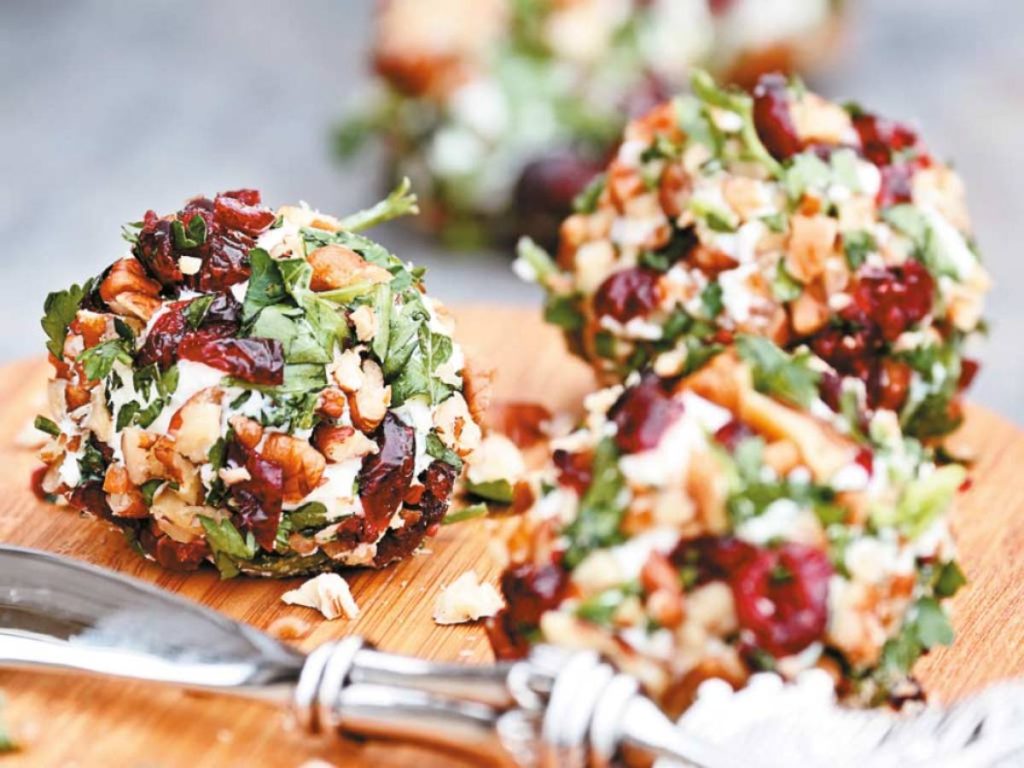 Estas bolitas de queso con nueces y arándanos son el aperitivo ideal: fáciles de preparar, vistosas y llenas de sabor para disfrutar en tus reuniones festivas.