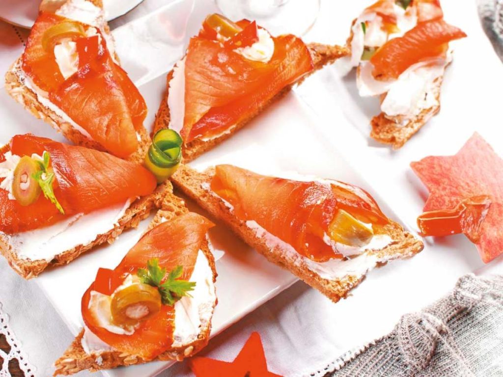 Tostadas crujientes con queso crema y salmón ahumado: un aperitivo elegante, fácil de preparar y perfecto para darle un toque gourmet a tu mesa festiva.