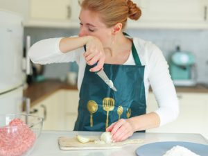 El gas que libera la cebolla al ser cortada puede causar ardor y lagrimeo, pero hay técnicas sencillas para evitarlo.