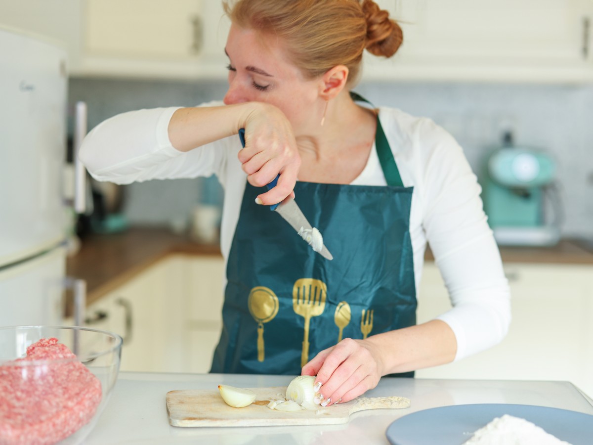 El gas que libera la cebolla al ser cortada puede causar ardor y lagrimeo, pero hay técnicas sencillas para evitarlo.