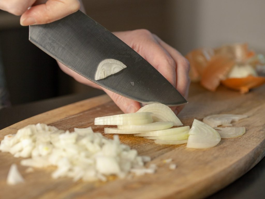 Cortar cebolla con cuchillo afilado ayuda a reducir la liberación del gas que provoca lágrimas e irritación en los ojos.