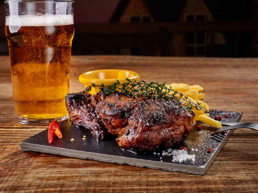 Una cerveza bien elegida equilibra la intensidad de la carne, realza sus jugos y acompaña cada bocado sin opacar los sabores del plato.