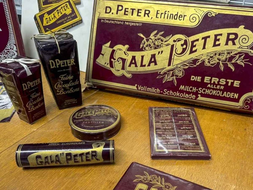 Envases de los primeros chocolates con leche.