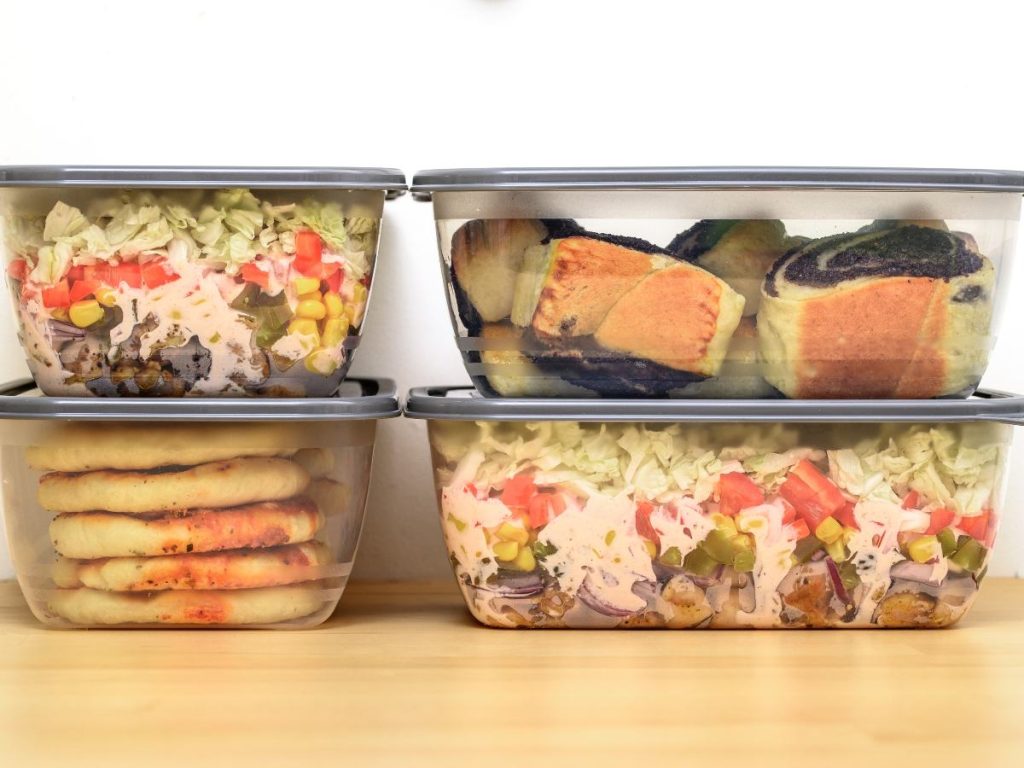 Refrigerá las sobras en menos de dos horas y en recipientes poco profundos para conservar su frescura y evitar riesgos al recalentarlas.