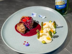 Maridar cerveza con comida realza sabores, equilibra intensidades y transforma tus cenas festivas en experiencias gastronómicas memorables.