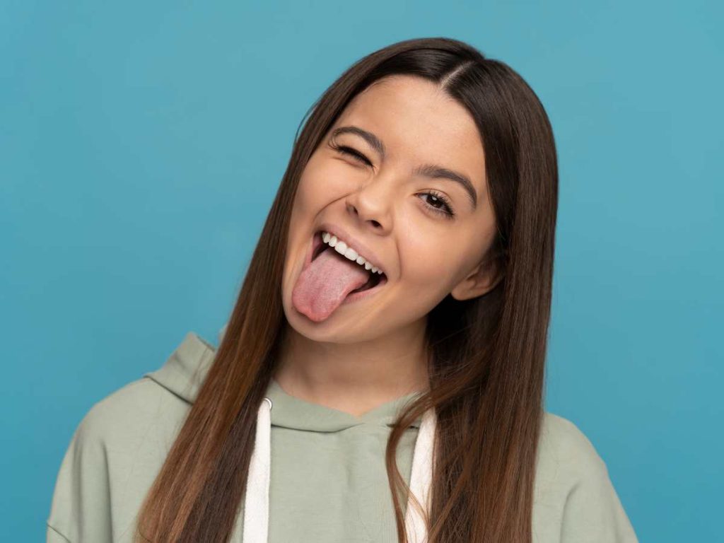 Enrollar la lengua en forma de U fue durante años un ejemplo clásico para explicar la herencia genética, aunque hoy la ciencia sabe que el proceso es más complejo. Foto: